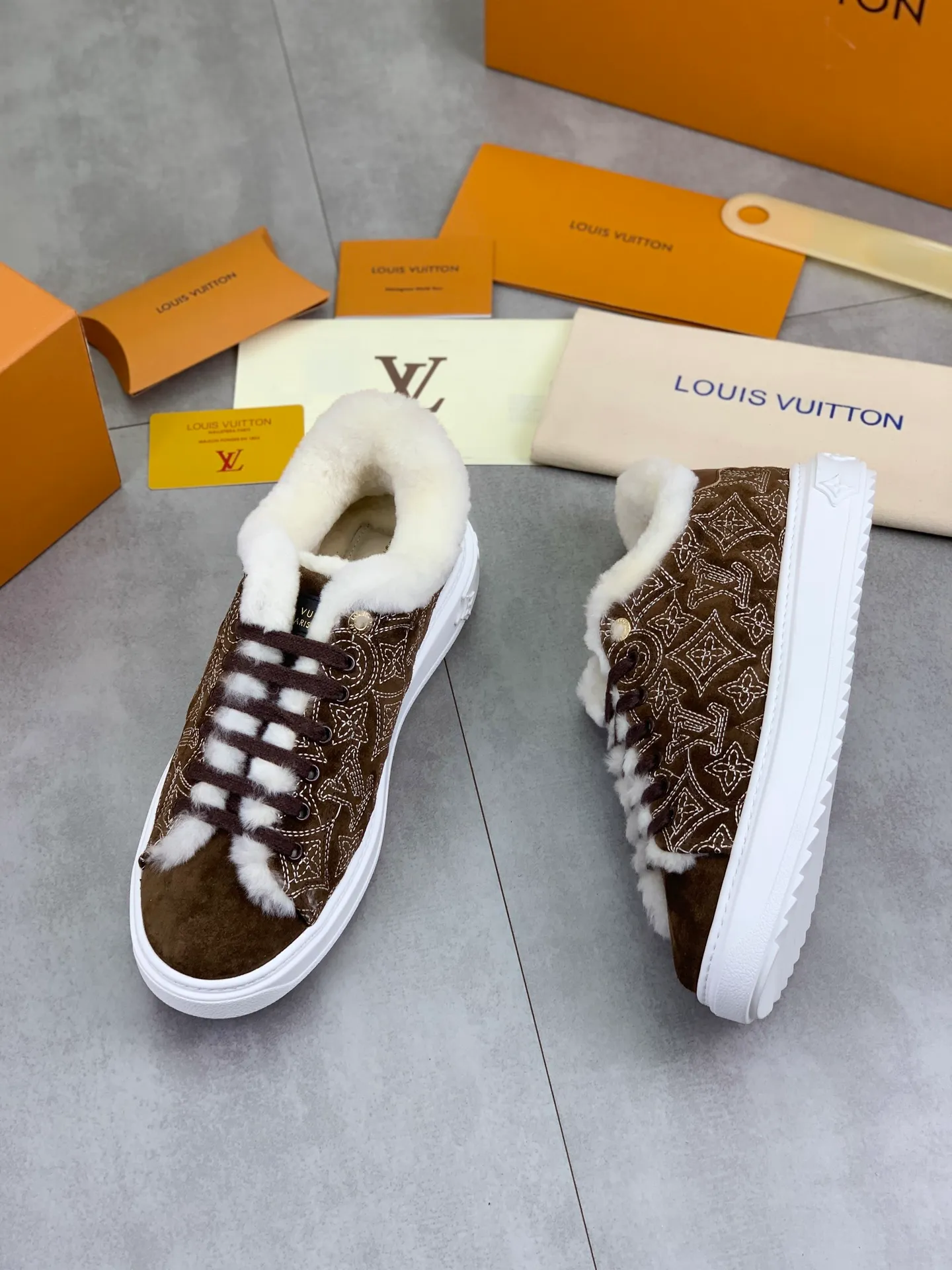 Factory price P740 Wool lining 💶 Top version [LOUIS VUITTON] Couple 🧑‍🤝‍🧑 Craftsman style Counter series (original order) New style 🍀LV Louis Vuitton - top version LV classic high-top trendy shoes! Made of imported original craft calfskin, original warm wool lining, and original wear-resistant, lightweight, high-end TPU outsole! High quality products! 3️⃣ colors available, code numbers: female 35-39, male 39-44 (female 40, male 45 46 customized)